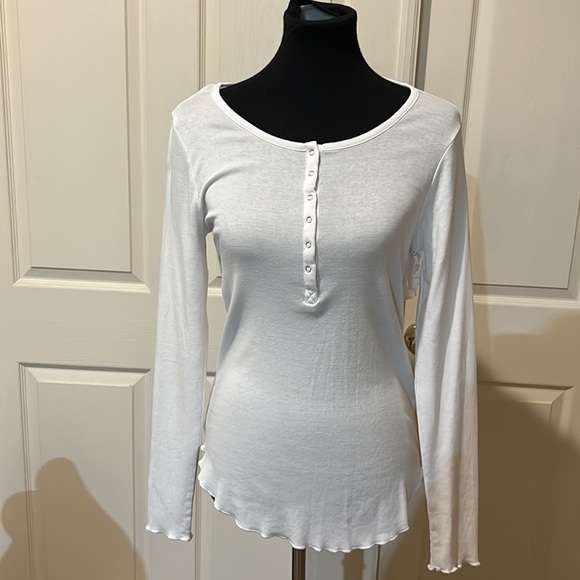 Chaser Ruffle Vent Back Henley. NWT. Medium - Picture 3 of 6